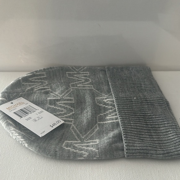 NWT Michael Kors Gray and White Beanie with rolled up cuff and MK. - Picture 3 of 4